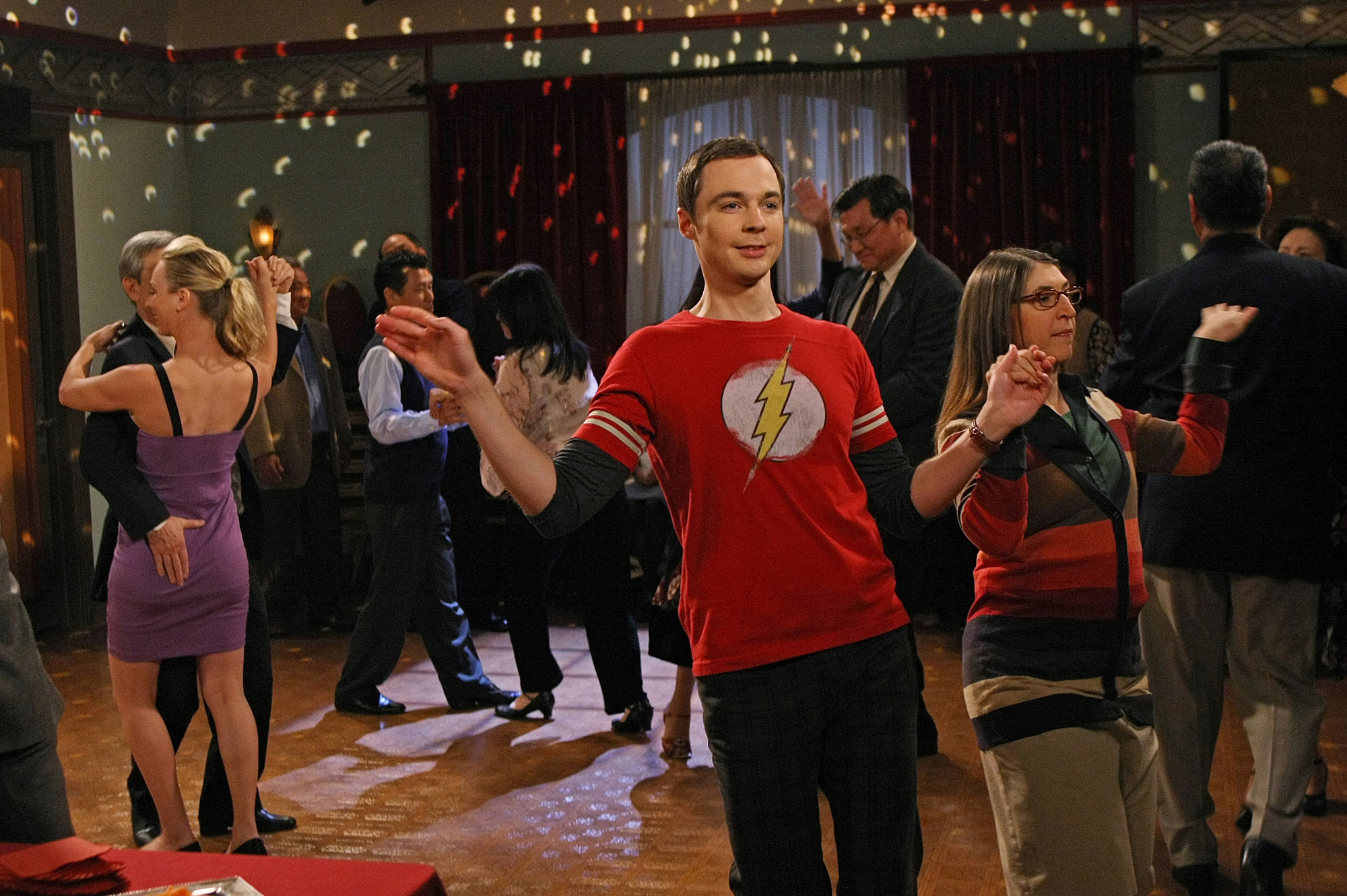 Still of Mayim Bialik, Kaley Cuoco and Jim Parsons in Didziojo sprogimo teorija (2007)