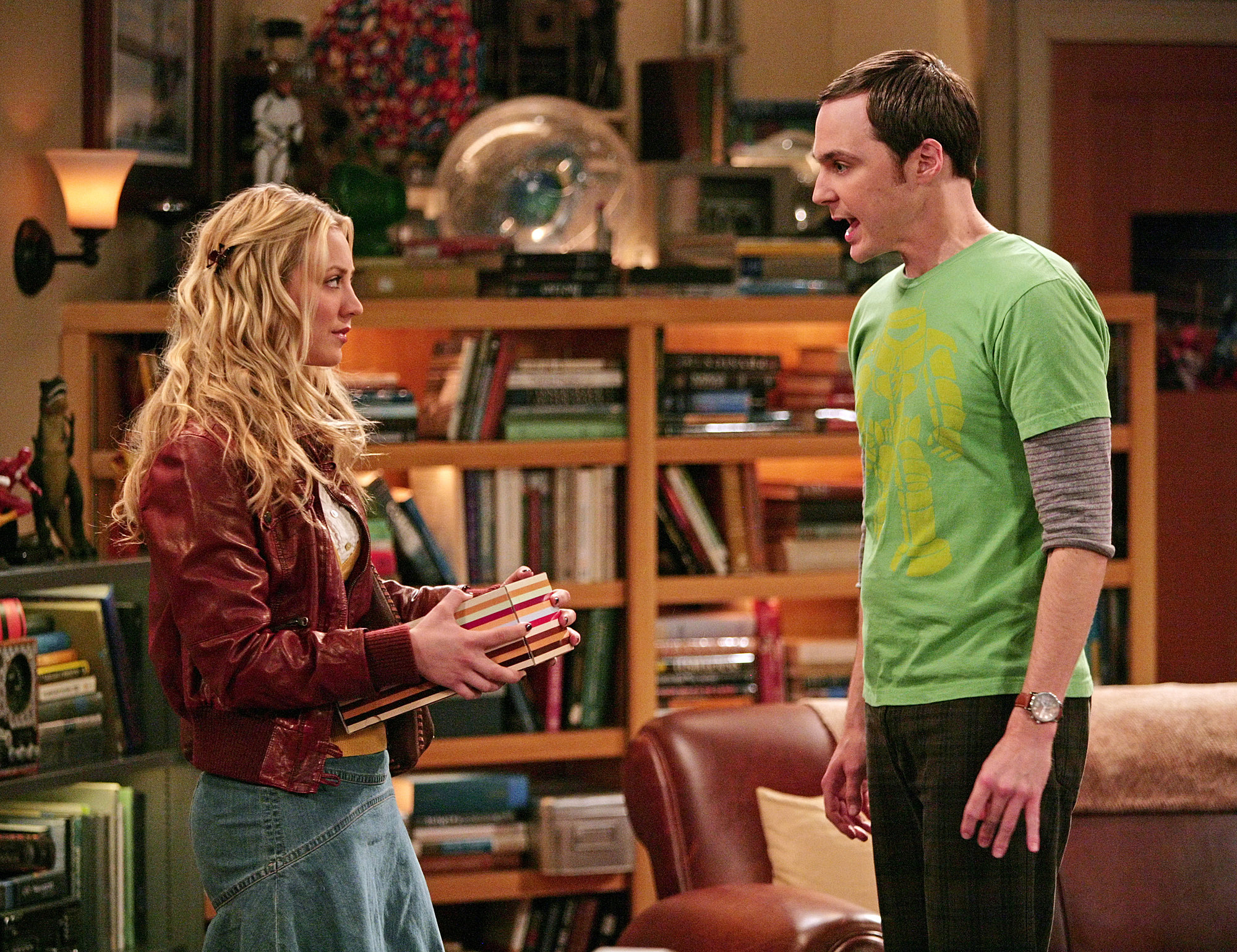 Still of Kaley Cuoco and Jim Parsons in Didziojo sprogimo teorija (2007)