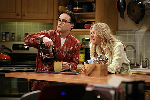 Still of Kaley Cuoco and Johnny Galecki in Didziojo sprogimo teorija (2007)