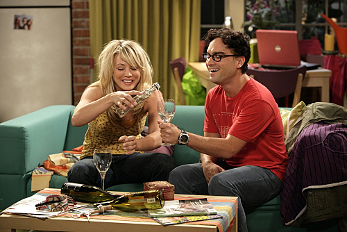 Still of Kaley Cuoco and Johnny Galecki in Didziojo sprogimo teorija (2007)