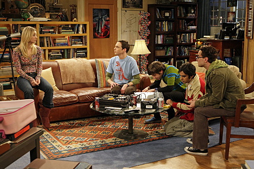 Still of Kaley Cuoco, Johnny Galecki, Simon Helberg, Jim Parsons and Kunal Nayyar in Didziojo sprogimo teorija (2007)