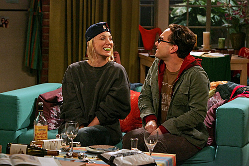 Still of Kaley Cuoco and Johnny Galecki in Didziojo sprogimo teorija (2007)