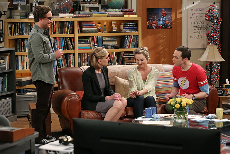 Still of Christine Baranski, Kaley Cuoco, Johnny Galecki and Jim Parsons in Didziojo sprogimo teorija (2007)