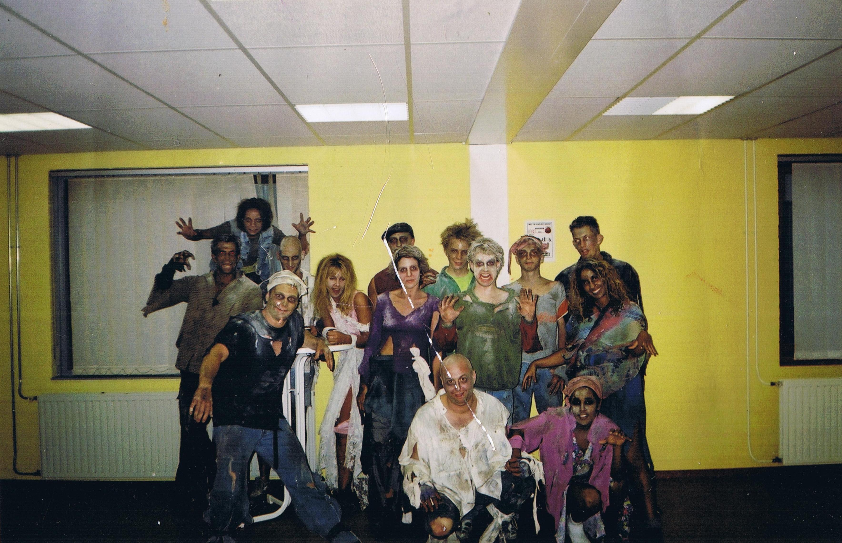 Sam Sam comedy series 2003. Episode: Buffys en bocheltjen. Zombie group photo.