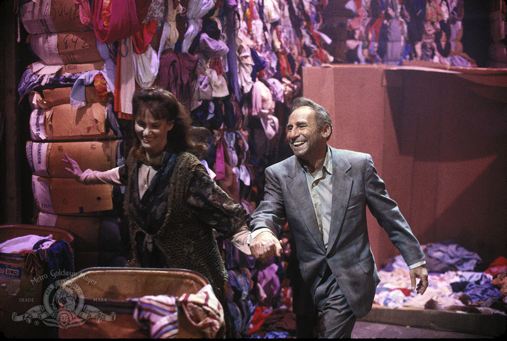 Still of Mel Brooks and Lesley Ann Warren in Life Stinks (1991)