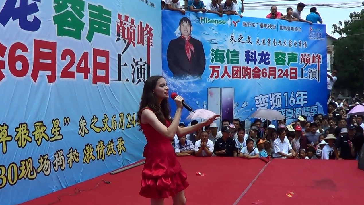 Melanie Neilan singing as a guest star on a tour with ZhiWen Zhu.