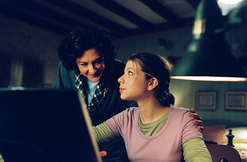 L-R: Joan (Joan Cusack), Casey (Michelle Trachtenberg).
