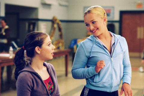 L-R: Casey (Michelle Trachtenberg), Gen (Hayden Panettiere).