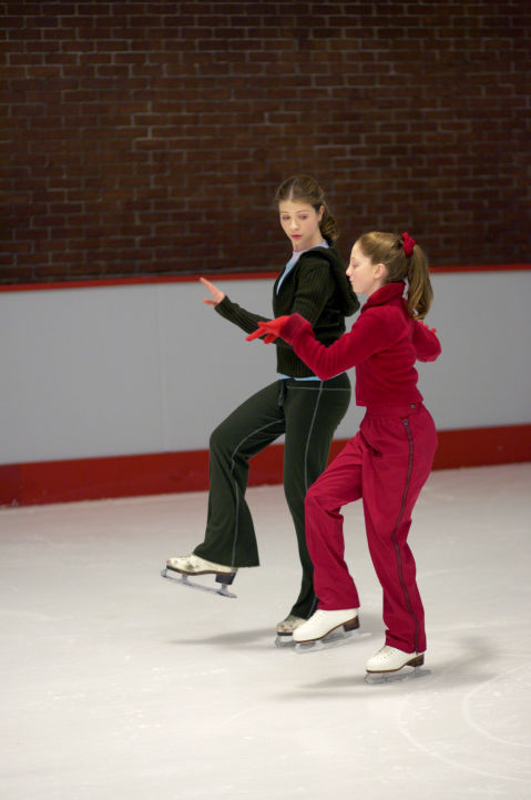 L-R: Casey (Michelle Trachtenberg), Nikki (Kirsten Olson).