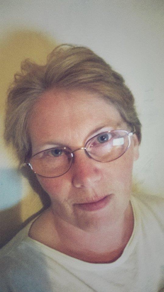 No make-up selfie with new short hair and glasses