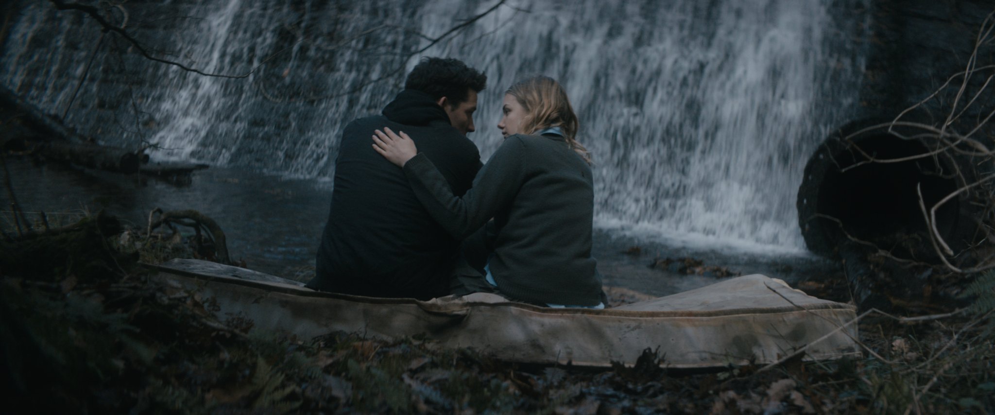 Still of Hannah Murray and Josh O'Connor in Bridgend (2015)