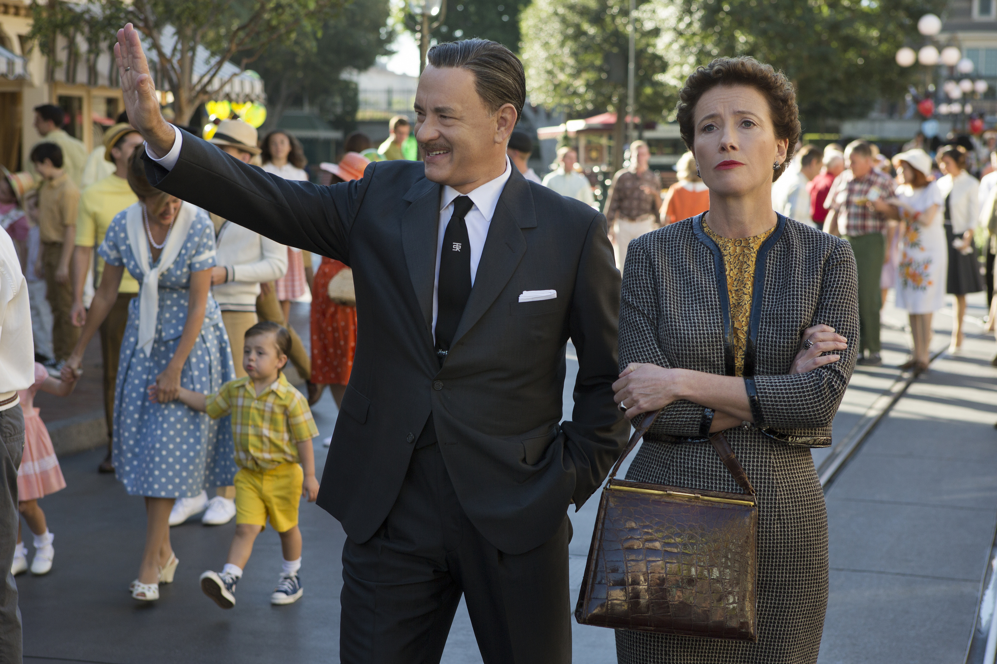 Still of Tom Hanks and Emma Thompson in Isgelbeti pona Benksa (2013)