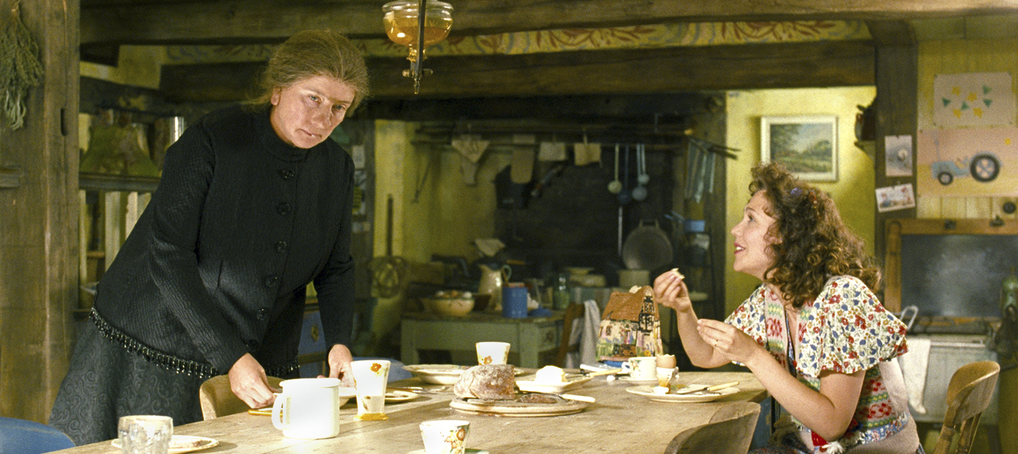 Still of Emma Thompson and Maggie Gyllenhaal in Aukle Makfi ir didysis sprogimas (2010)