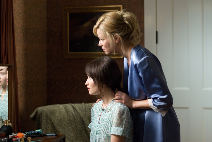 Still of Elizabeth Banks and Emily Browning in Nekviesti sveciai (2009)