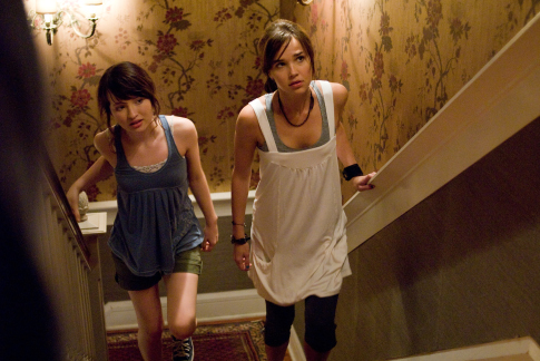 Still of Emily Browning and Arielle Kebbel in Nekviesti sveciai (2009)