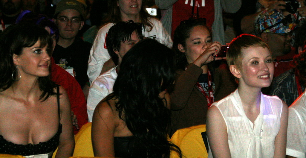 Carla Gugino, Emily Browning and Vanessa Hudgens at event of Nelauktas smugis (2011)