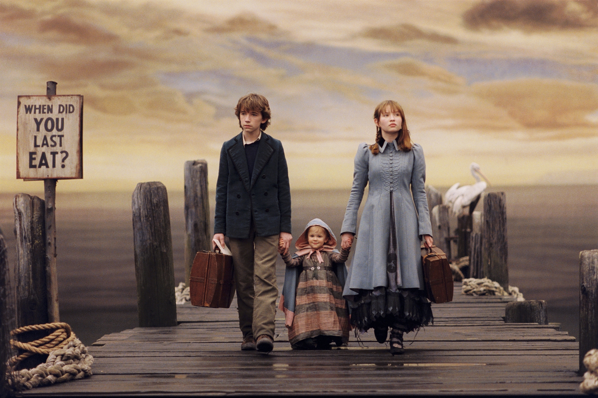 Still of Liam Aiken, Emily Browning and Shelby Hoffman in Neitiketinos Lemoni Sniketo istorijos (2004)