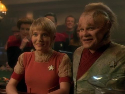 Still of Robert Beltran, Jennifer Lien, Robert Duncan McNeill, Kate Mulgrew and Ethan Phillips in Star Trek: Voyager (1995)