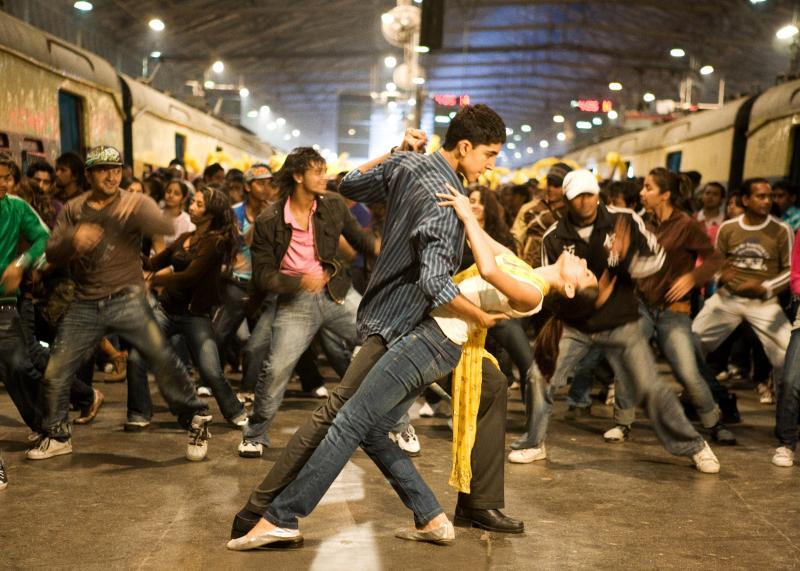 Still of Dev Patel and Freida Pinto in Lusnynu milijonierius (2008)