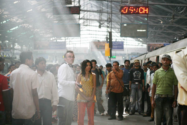 Still of Danny Boyle and Freida Pinto in Lusnynu milijonierius (2008)