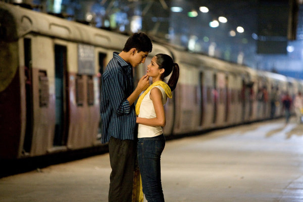 Still of Dev Patel and Freida Pinto in Lusnynu milijonierius (2008)