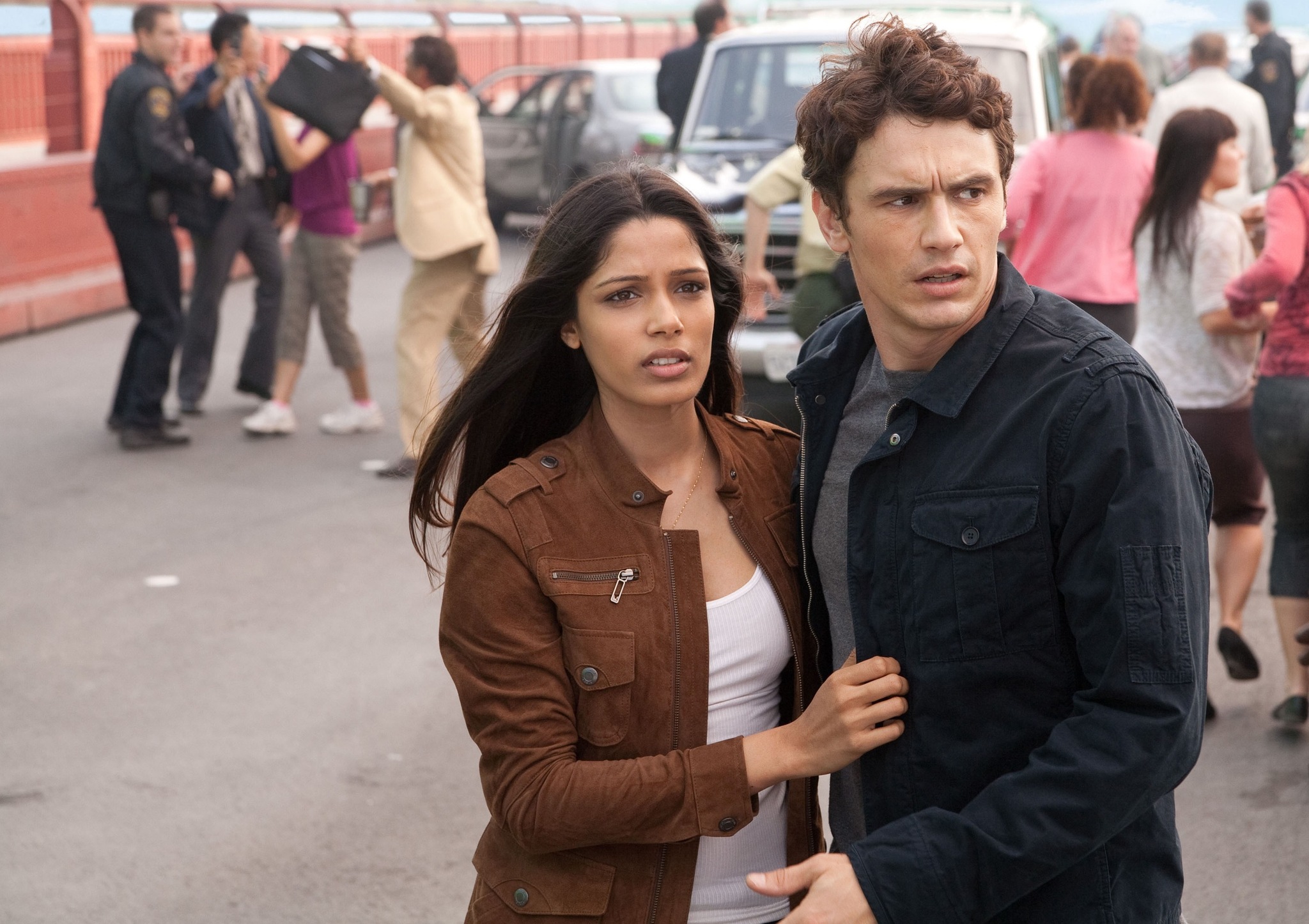 Still of James Franco and Freida Pinto in Bezdzioniu planetos sukilimas (2011)