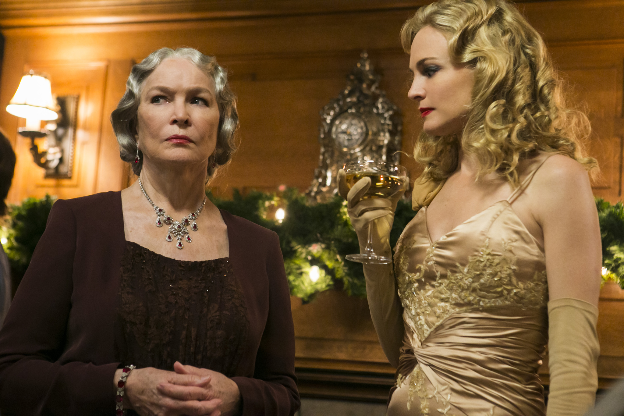 Still of Ellen Burstyn and Heather Graham in Flowers in the Attic (2014)