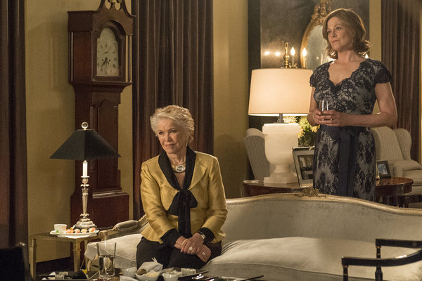 Still of Sigourney Weaver and Ellen Burstyn in Political Animals (2012)