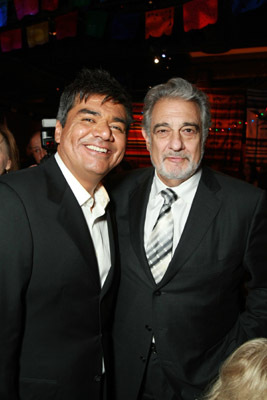 Plácido Domingo and George Lopez at event of Cihuahua is Beverli Hilso (2008)