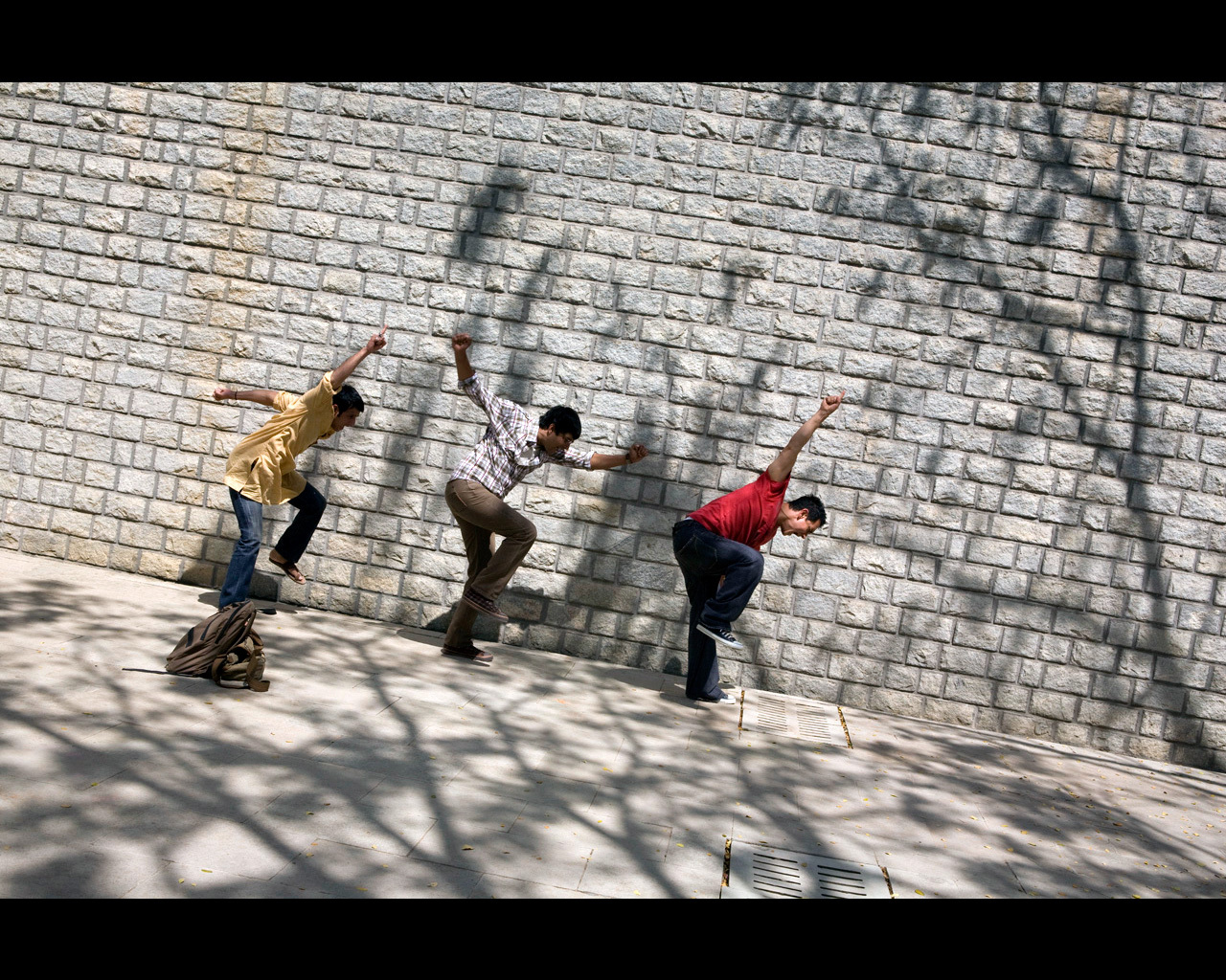 Still of Sharman Joshi, Aamir Khan and Madhavan in 3 Idiots (2009)