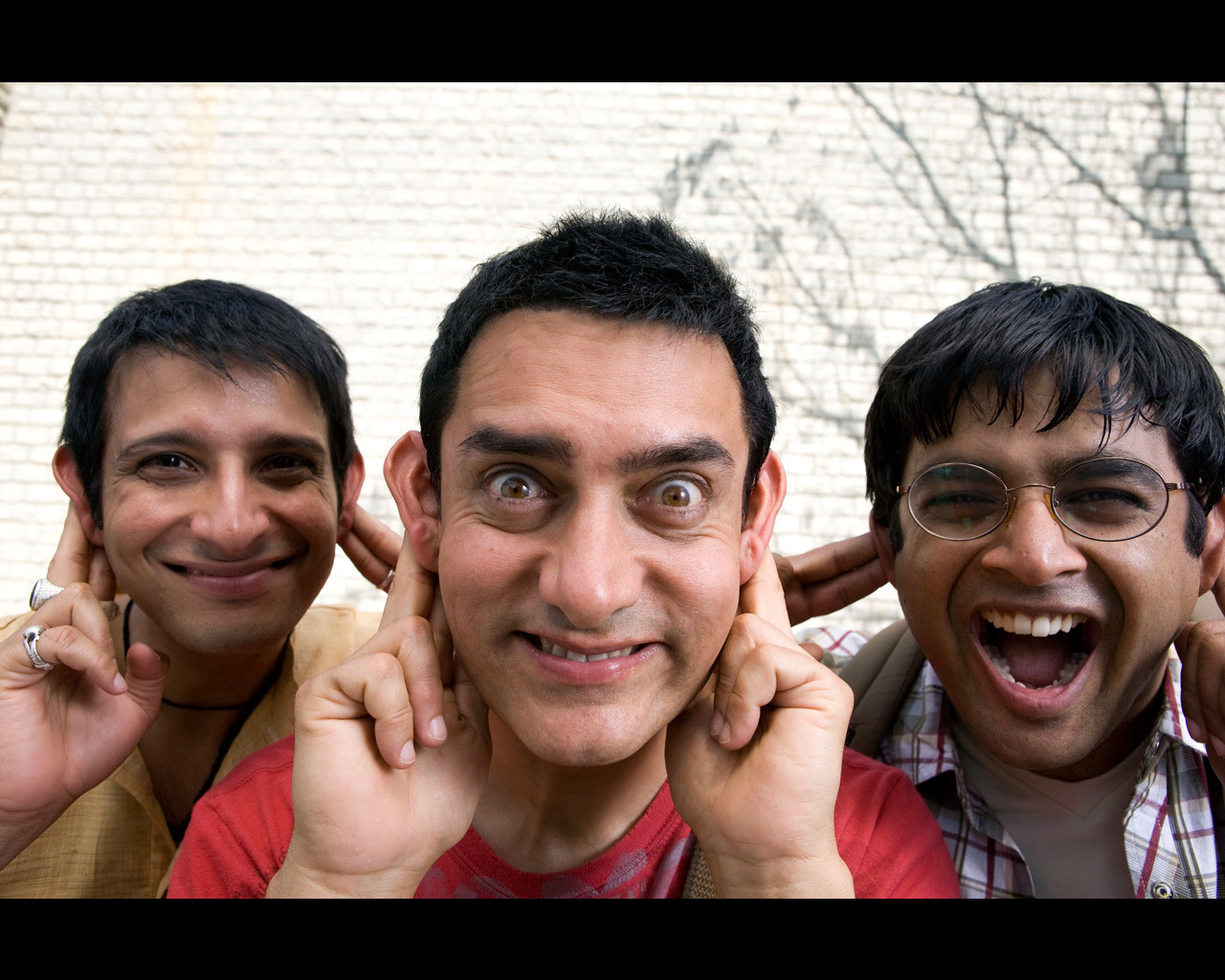 Still of Sharman Joshi, Aamir Khan and Madhavan in 3 Idiots (2009)