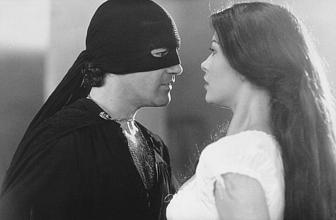 Still of Antonio Banderas and Catherine Zeta-Jones in Zoro kauke (1998)