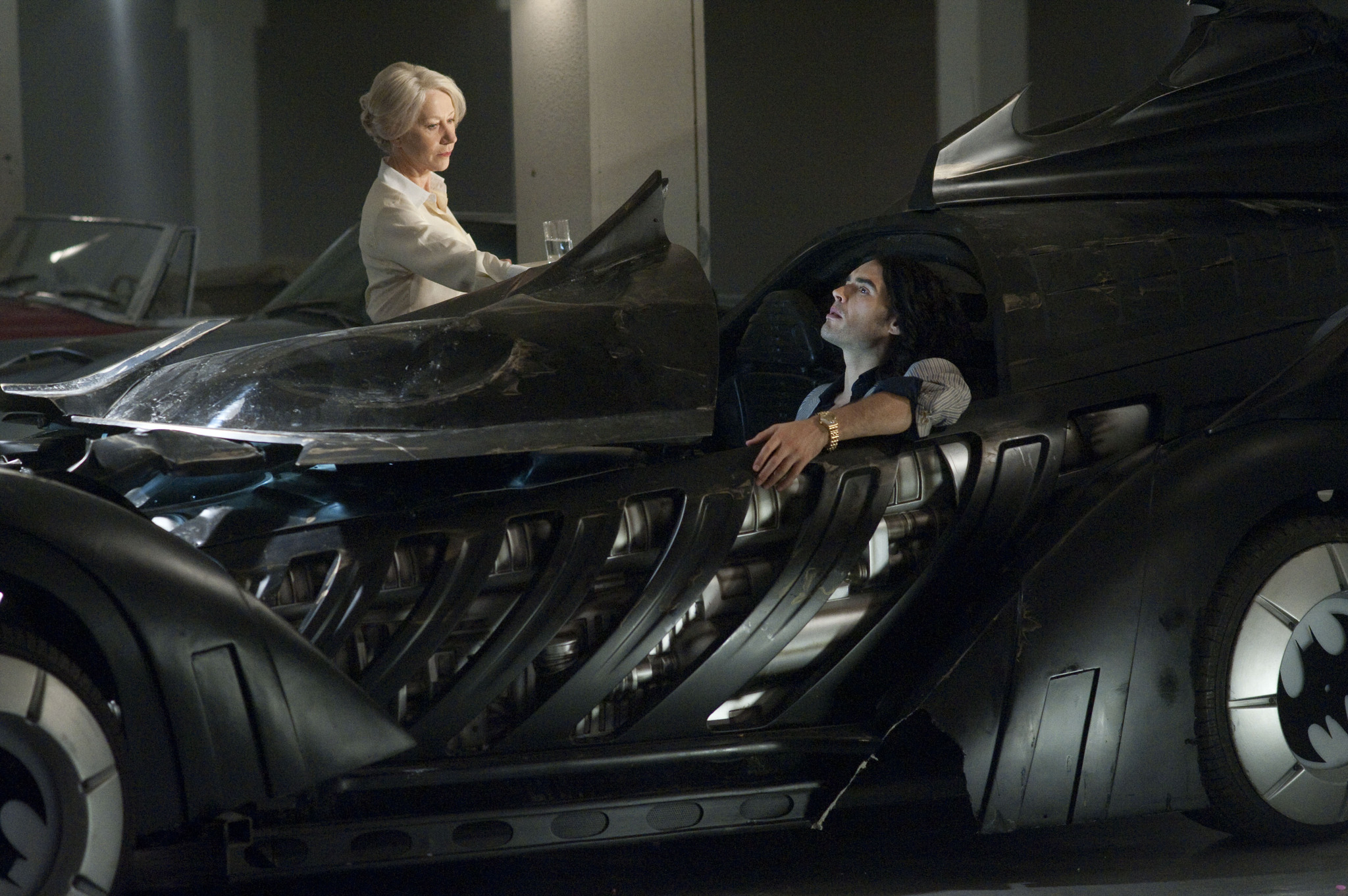 Still of Helen Mirren and Russell Brand in Arthur (2011)