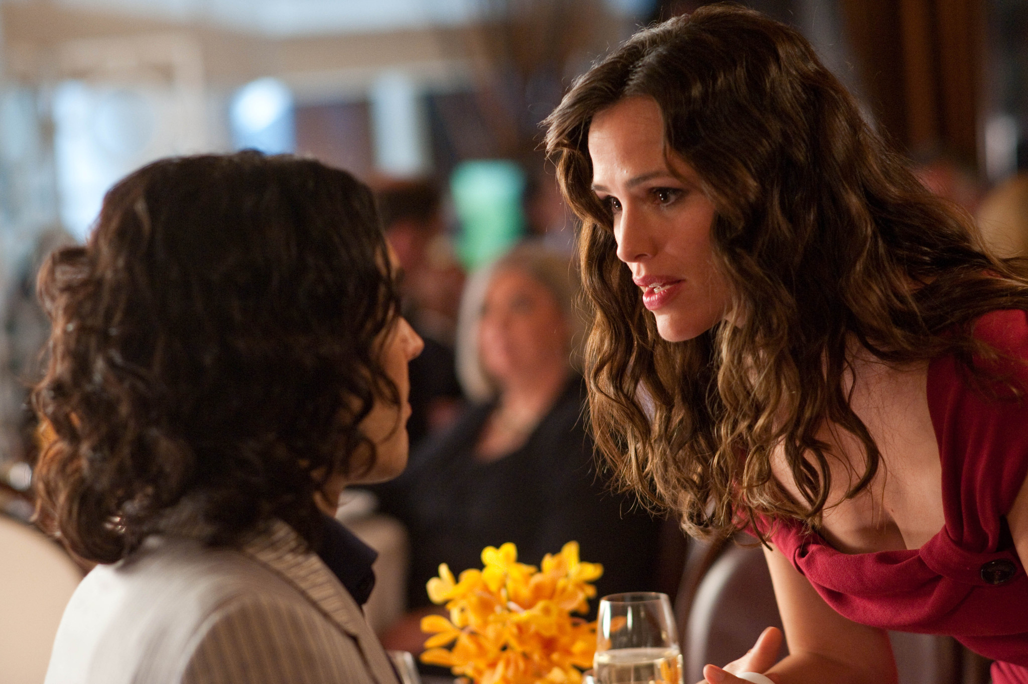 Still of Jennifer Garner and Russell Brand in Arthur (2011)