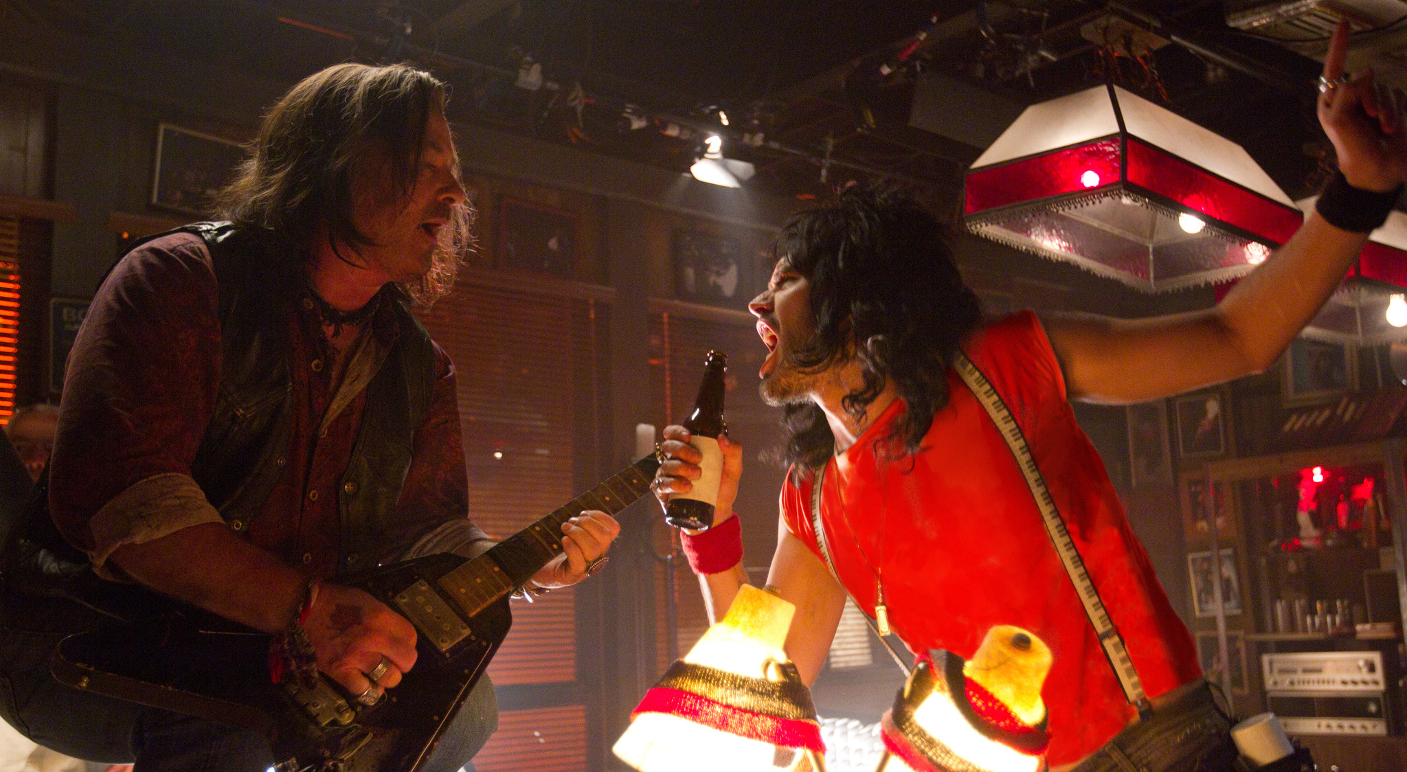 Still of Alec Baldwin and Russell Brand in Roko amzius (2012)