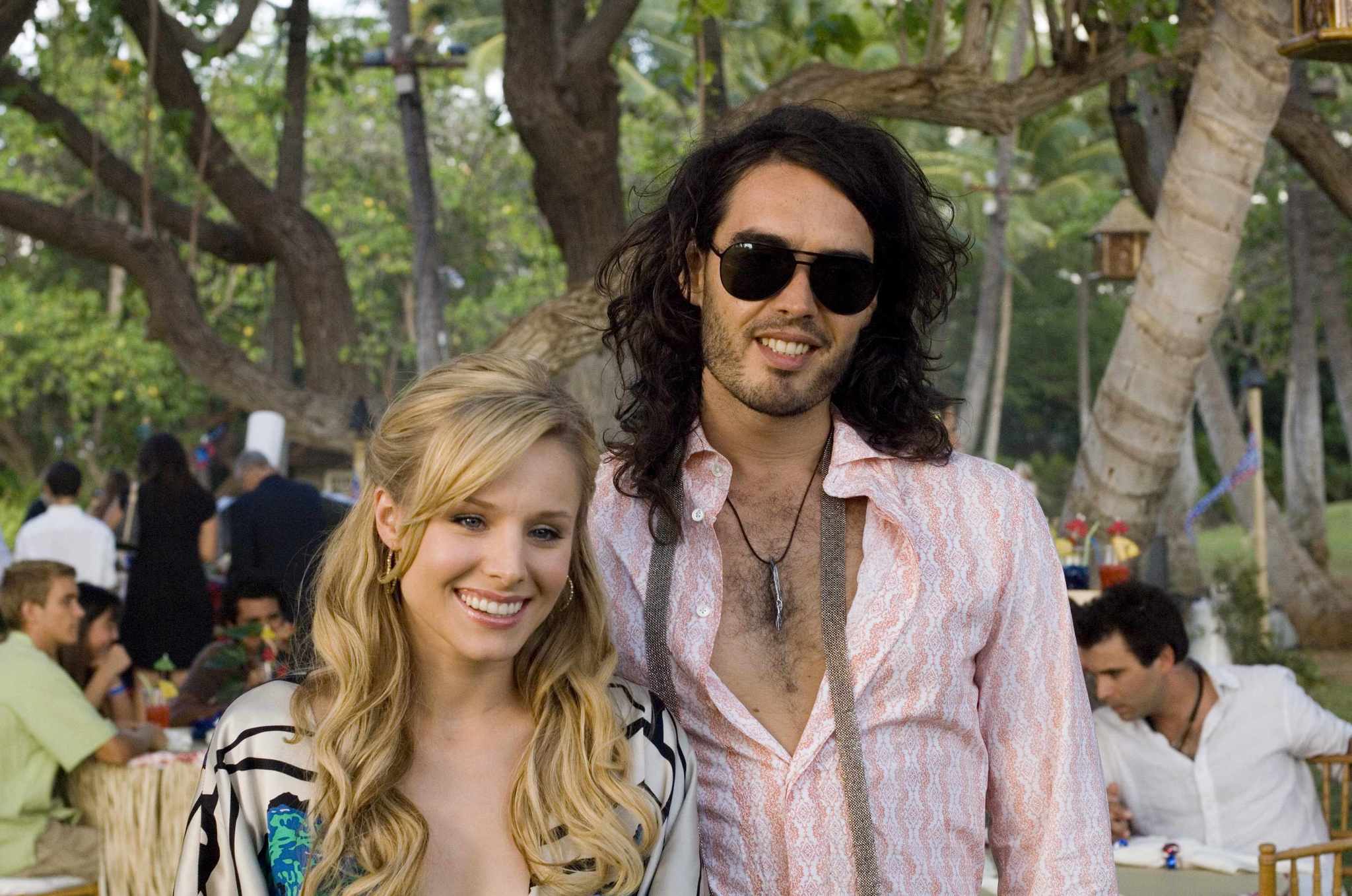 Still of Kristen Bell and Russell Brand in Forgetting Sarah Marshall (2008)