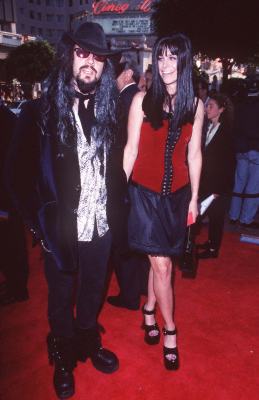 Sheri Moon Zombie and Rob Zombie at event of Spawn (1997)