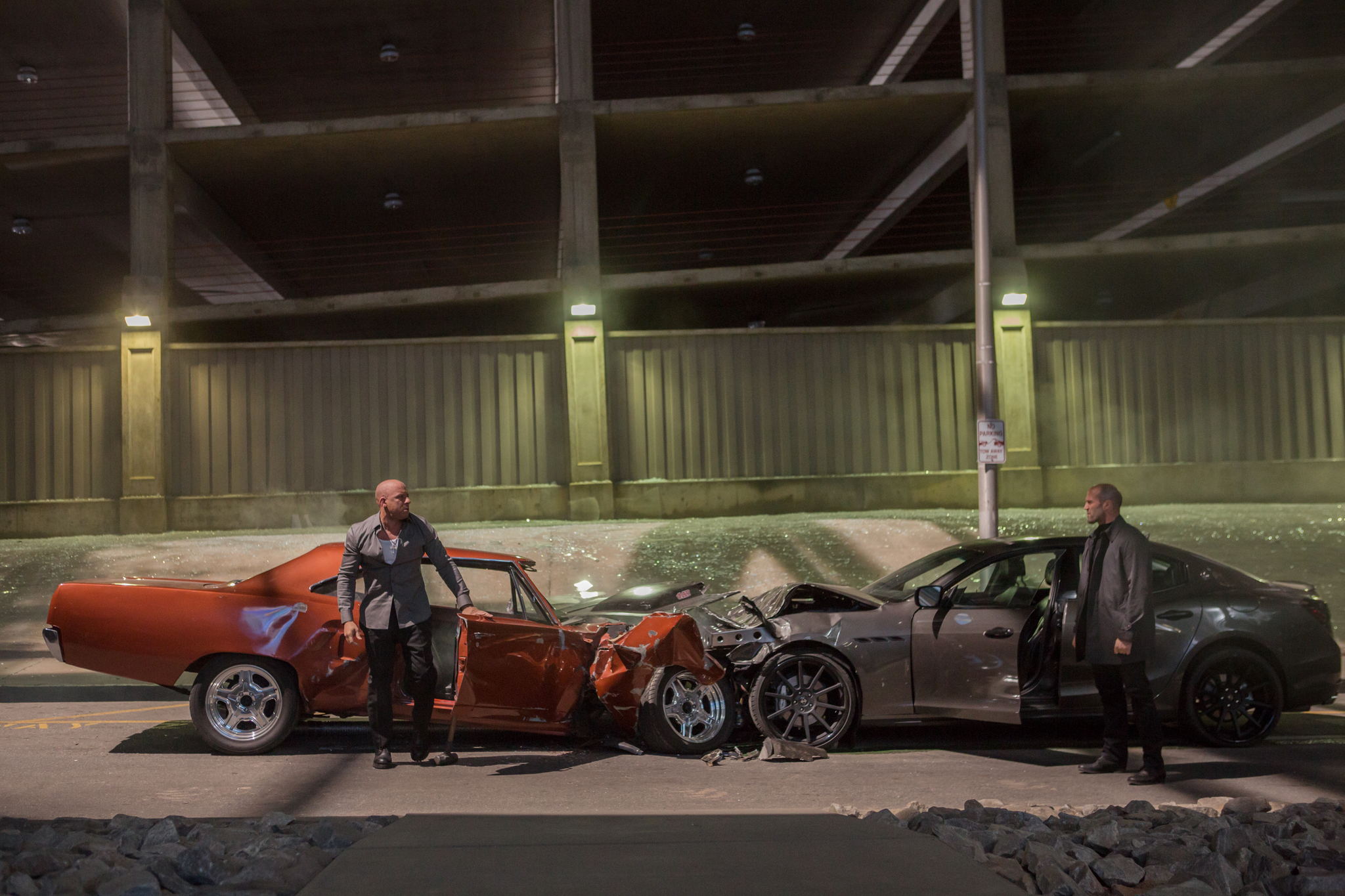 Still of Vin Diesel and Jason Statham in Greiti ir isiute 7 (2015)