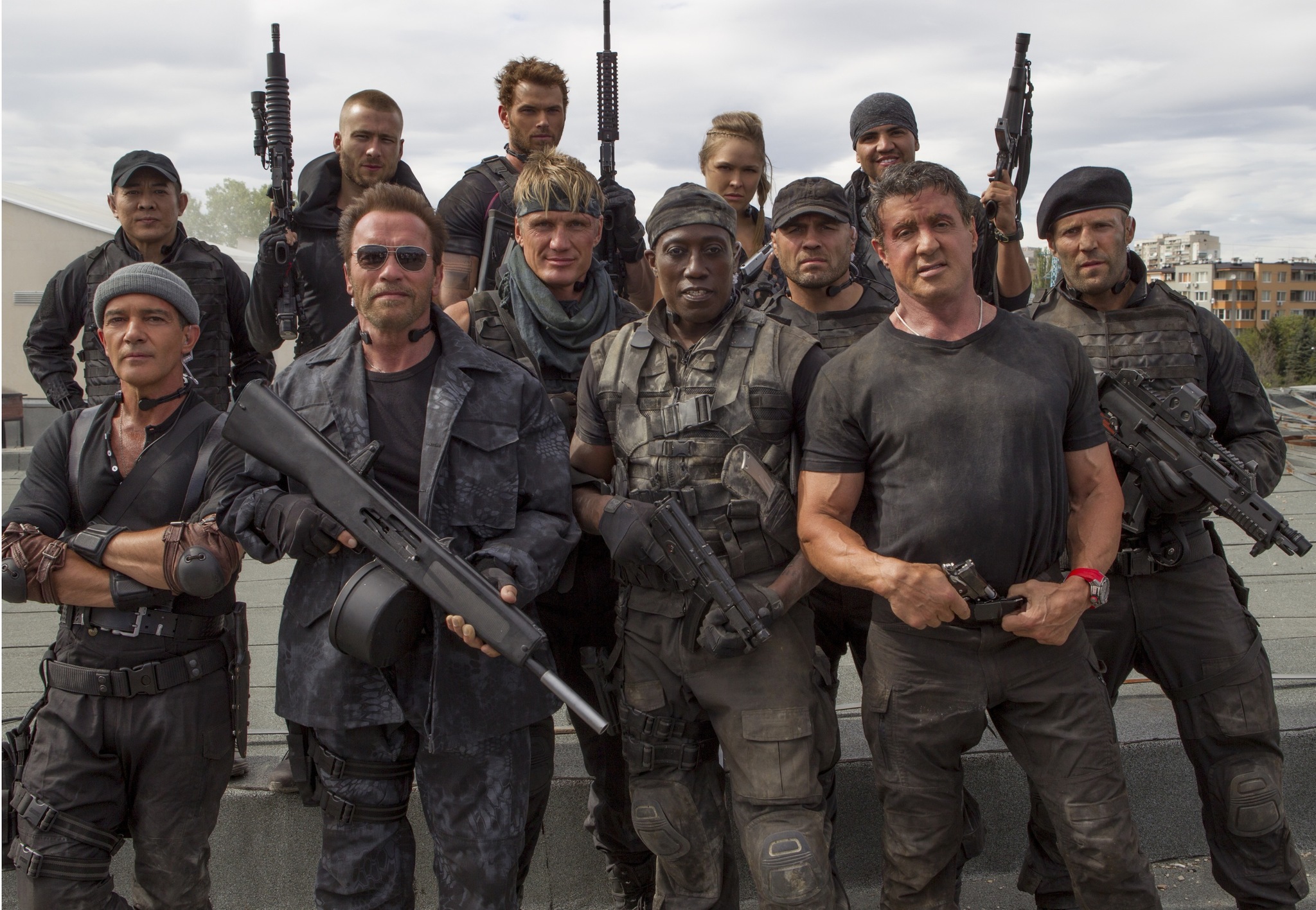 Still of Antonio Banderas, Dolph Lundgren, Arnold Schwarzenegger, Sylvester Stallone, Wesley Snipes, Jet Li, Jason Statham, Randy Couture, Glen Powell, Kellan Lutz, Ronda Rousey and Victor Ortiz in Nesunaikinami 3 (2014)