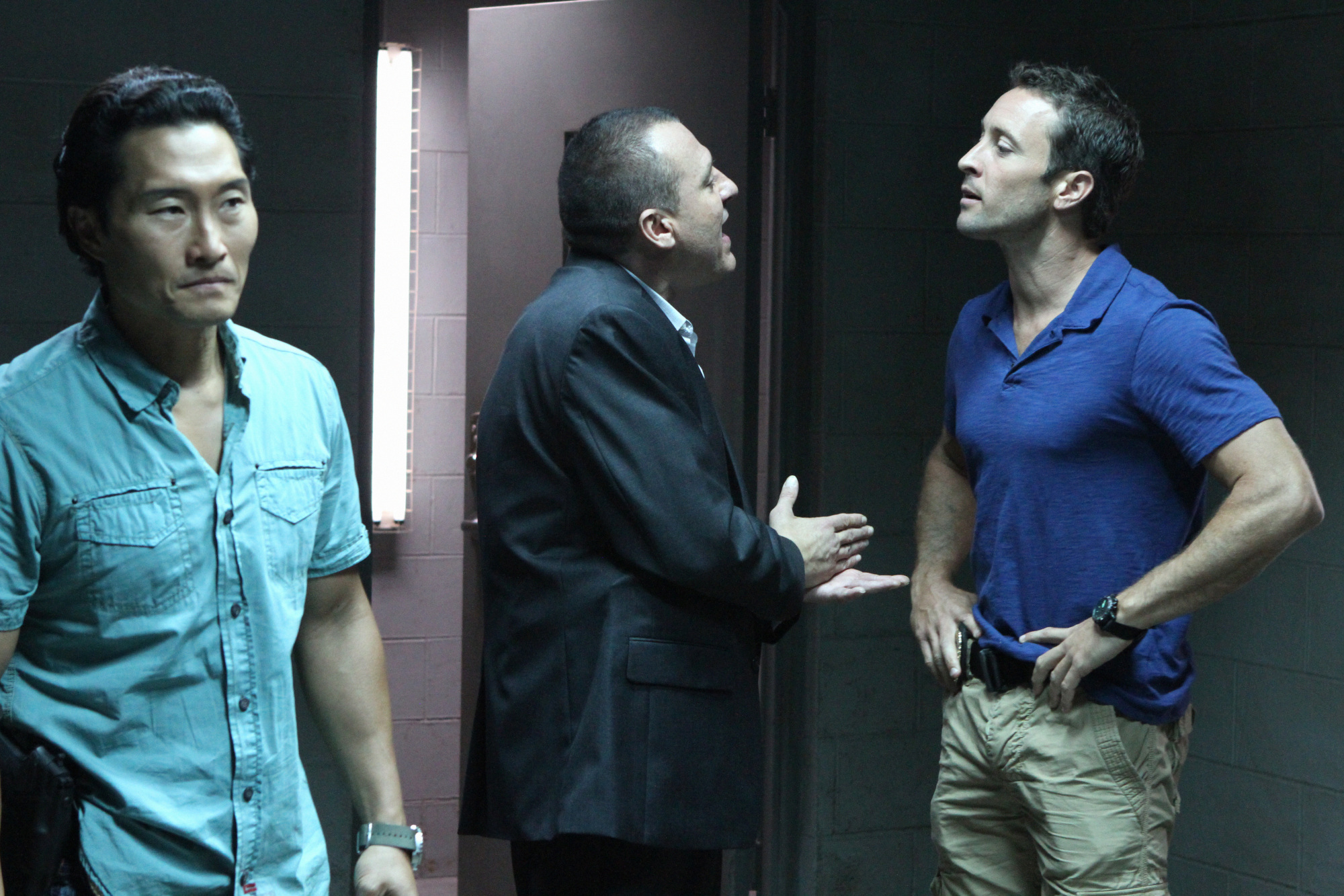 Still of Tom Sizemore, Daniel Dae Kim and Alex O'Loughlin in Hawaii Five-0 (2010)