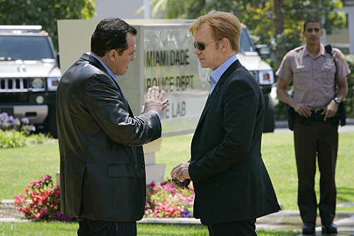 Still of David Caruso and Tom Sizemore in CSI Majamis (2002)