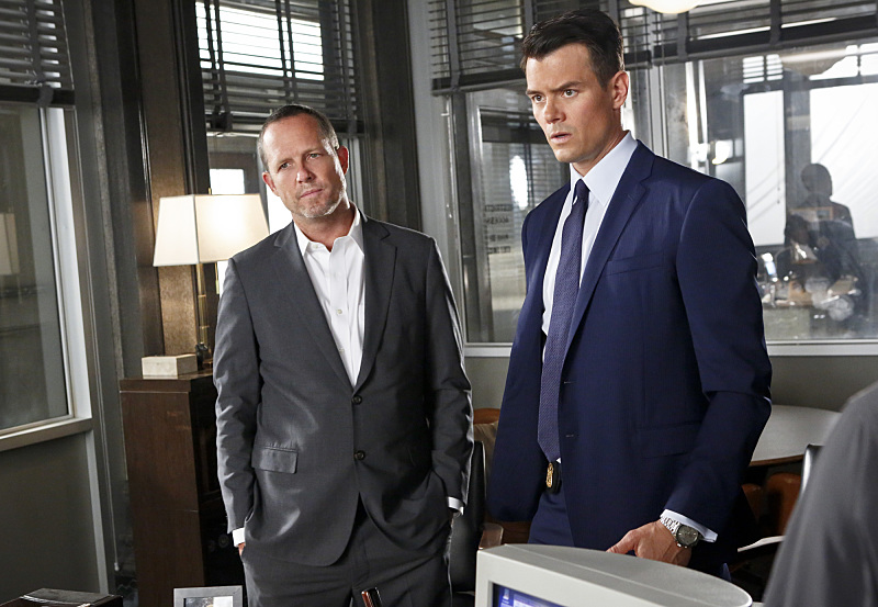 Still of Josh Duhamel and Dean Winters in Battle Creek (2015)