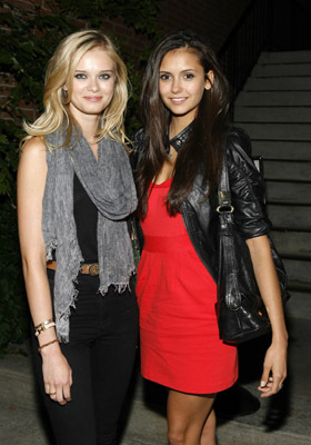 Sara Paxton and Nina Dobrev at event of (500) Days of Summer (2009)