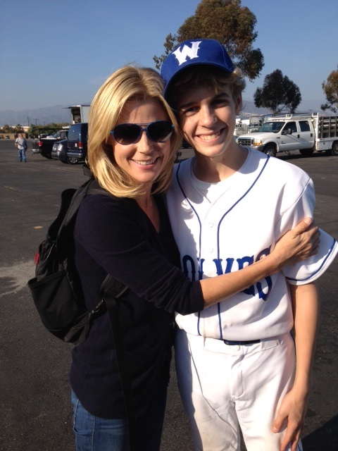 Matt on the set of Modern Family with Julie Bowen (Claire) - Diamond in the Rough (Season 4, Episode 10)