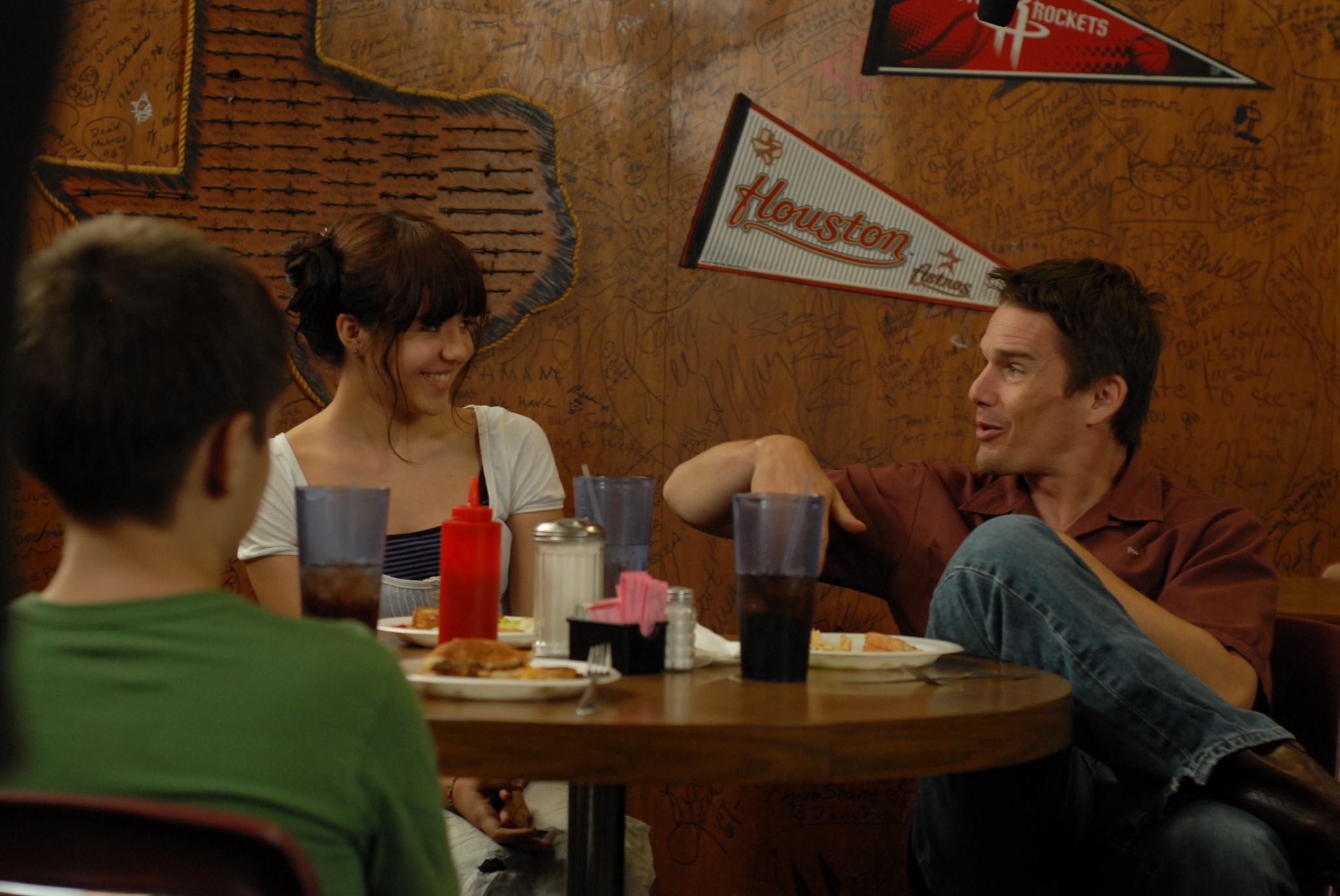 Still of Ethan Hawke, Lorelei Linklater and Ellar Coltrane in Vaikyste (2014)