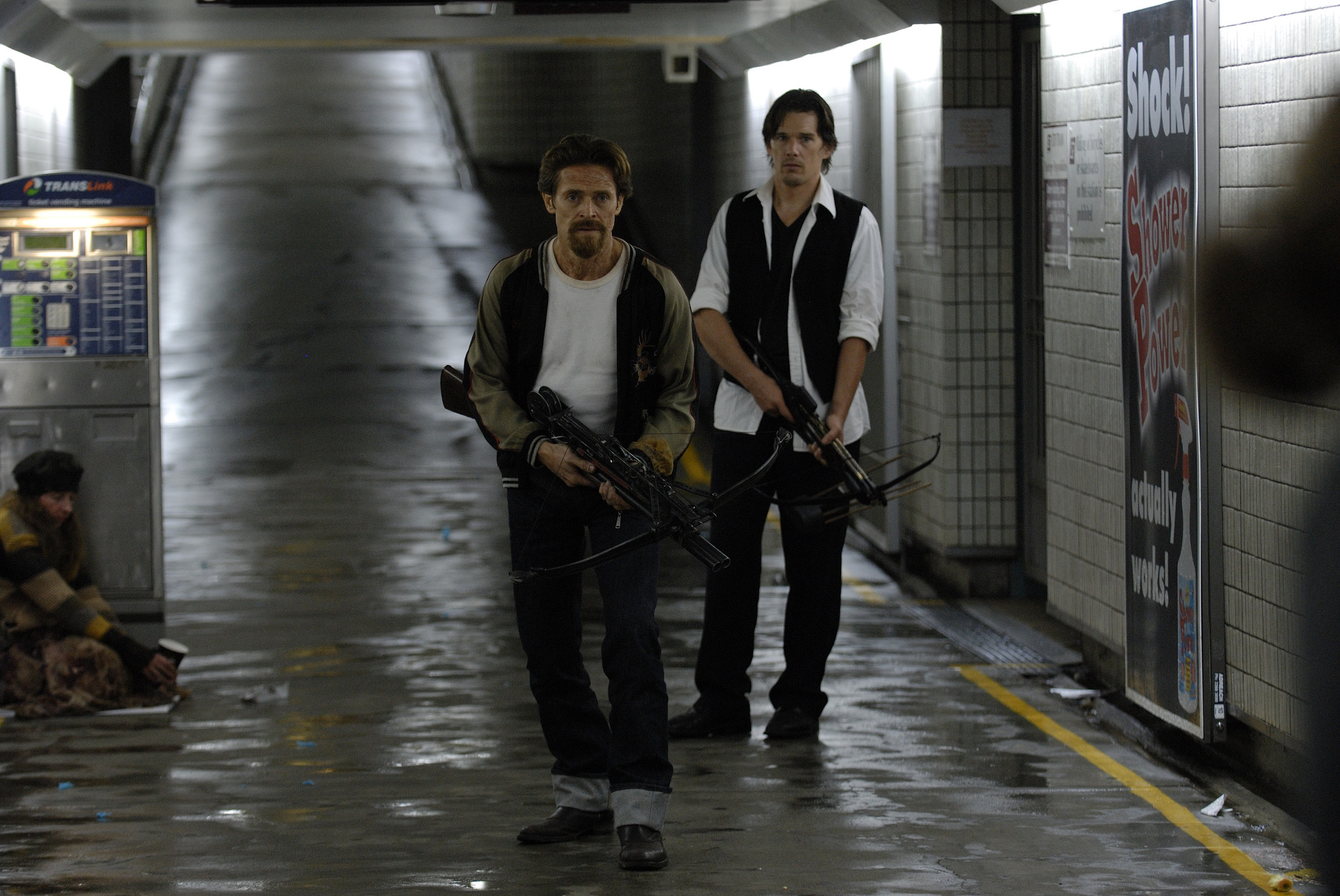 Still of Ethan Hawke and Willem Dafoe in Daybreakers (2009)