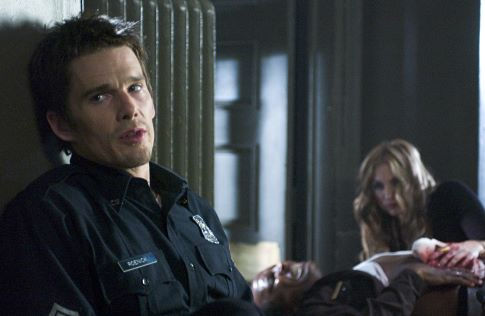 Still of Ethan Hawke, Dorian Harewood and Drea de Matteo in Assault on Precinct 13 (2005)