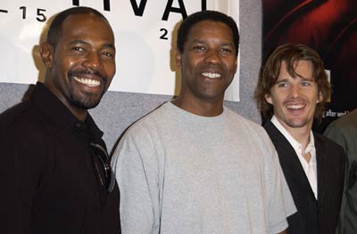 Ethan Hawke, Denzel Washington and Antoine Fuqua at event of Isbandymu diena (2001)