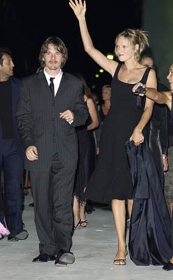 Ethan Hawke and Uma Thurman at event of Isbandymu diena (2001)