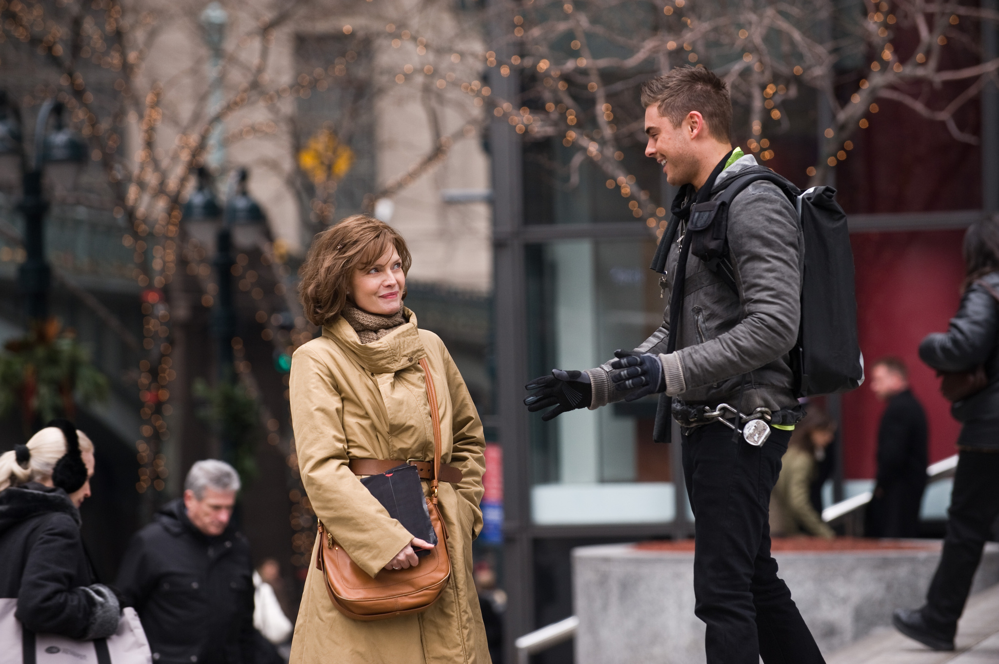 Still of Michelle Pfeiffer and Zac Efron in Naujieji metai Niujorke (2011)